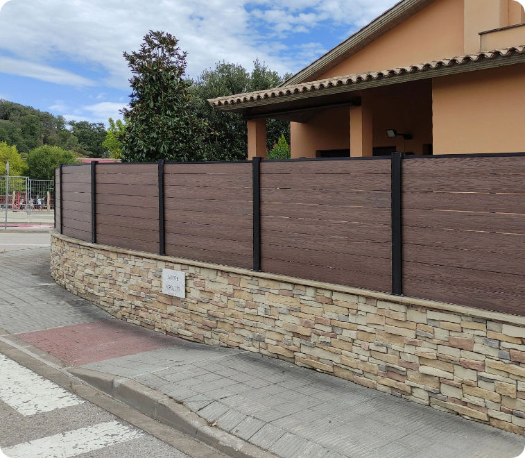 Valla de imatación de madera color marrón