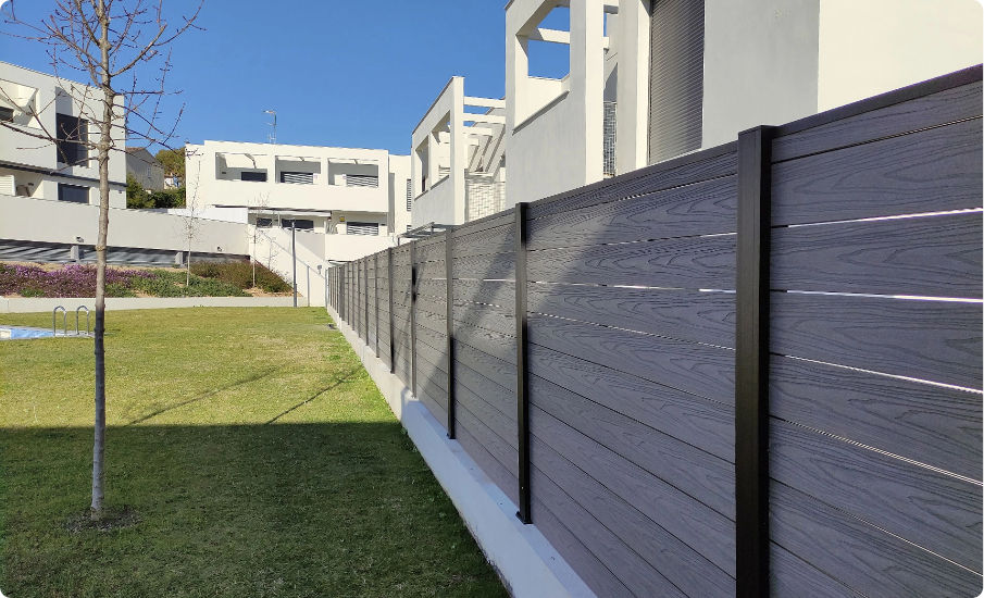 Valla color ceniza alrededor de una casa