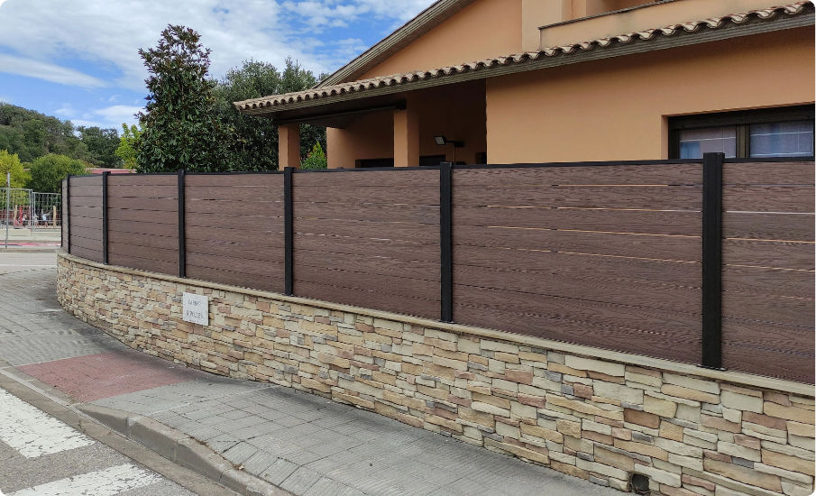 Valla de color marrón alrededor de una casa