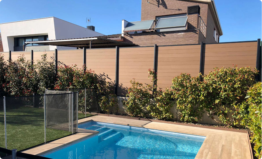 Valla de composite alrededor de una piscina
